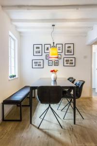 - une salle à manger avec une table et des chaises dans l'établissement Stadthaus Monschau Garden&Green (8 Gäste), à Monschau