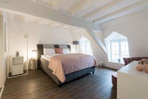- une chambre mansardée avec un grand lit dans l'établissement Stadthaus Monschau Garden&Green (8 Gäste), à Monschau