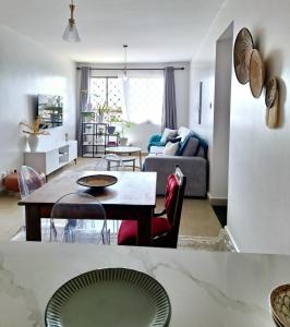 uma sala de estar com uma mesa e um sofá em Jkia 3 bedroom greatwall gardens phase 4 em Athi River