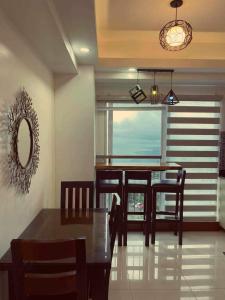 una sala da pranzo con tavolo e vista sull'oceano di WIND RESIDENCES SMDC TOWER 2 a Tagaytay