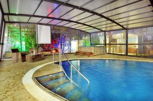 - une grande piscine dans une maison dans l'établissement בקתות גן עדן, à Kallanit