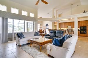ein Wohnzimmer mit zwei Sofas und einem Tisch in der Unterkunft Private Pool, Dock and Gulf Access Cape Coral Home! in Cape Coral