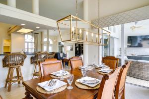 ein Esszimmer mit Tisch und Stühlen in der Unterkunft Private Pool, Dock and Gulf Access Cape Coral Home! in Cape Coral