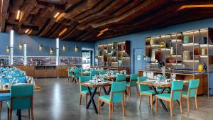 Tsalka的住宿－Kass Diamond Resort，一间在房间内配有桌椅的餐厅