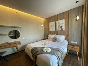 een slaapkamer met een bed met een knuffeldier erop bij Stay.vie Hotel in Surabaya
