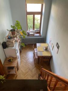 a room with a table and chairs and a window at Apartmán v historickom centre Košíc in Košice