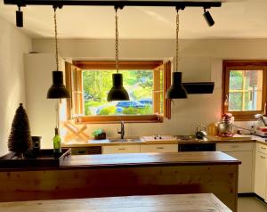 cocina con fregadero y ventana en Wonderful apartment overlooking the Swiss alps, en Château-d'Oex