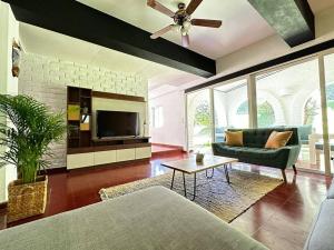 a living room with a couch and a tv at Outstanding House in San Benito! in San Salvador