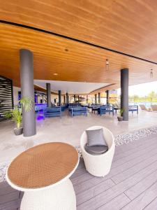 een lobby met een tafel en stoelen en tafels bij Beach Hive Seafront Residences Villa in San Juan Batangas in Batangas City