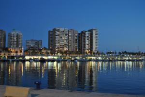 マラガにあるMalaga Center Flat Historic Centerの建物と水辺の街並み