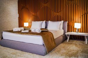 una camera da letto con un letto e due asciugamani di VIP House Glavatarski Han a Glavatartsi