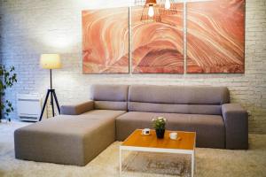 een woonkamer met een bank en een tafel bij VIP House Glavatarski Han in Glavatartsi