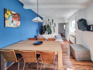 Un comedor con mesa y sillas de madera. en FeWo beim Schlafhaus, en Völklingen