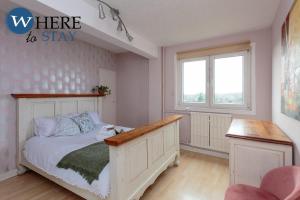 a small bedroom with a bed and a window at Stylish 3 Bedroom Apartment, Edinburgh in Edinburgh