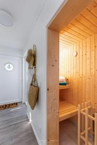 eine Sauna in einem Zimmer mit Holzwänden in der Unterkunft Surfer's Bay in Olpenitz