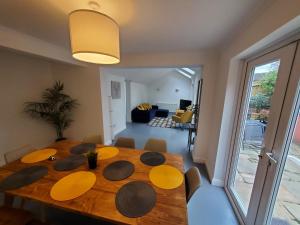 ein Esszimmer mit einem Tisch und ein Wohnzimmer in der Unterkunft 5 bedroom, recently renovated house close to Hastings Beach in Hastings