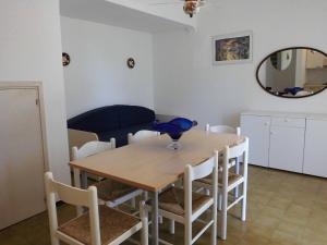 een keuken en eetkamer met een tafel en stoelen bij Precious villa with private garden and barbecue in Porto Santa Margherita di Caorle