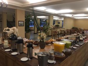 a long table with food and drinks on it at Hotel Fazenda Brisa Itu in Itu