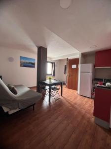 een woonkamer met een tafel en een keuken bij Apartaments ENGAIT in Pas de la Casa