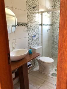 ゴヴェルナドール・セウソ・ラーモスにあるCasa próxima a praia de Calheirosの洗面台とトイレ付きのバスルーム