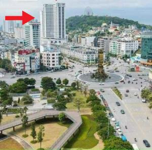 Vue aérienne d'une ville avec une flèche rouge dans l'établissement Private homestay sea view in Halong center, à Hạ Long