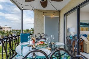 balcón con mesa de cristal y sillas con vistas al océano en Harbor Towers 3rd Fl 2 Bedroom, en Siesta Key