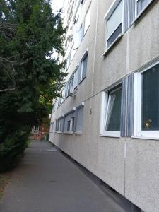 una acera vacía junto a un edificio con ventanas en Gvadányi Rezidencia en Budapest