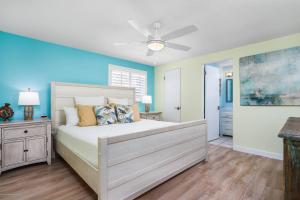 Schlafzimmer mit einem Bett und einem Deckenventilator in der Unterkunft Lulu's Crescent Cottage #1 in Sarasota