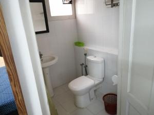 La petite salle de bains est pourvue de toilettes et d'un lavabo. dans l'établissement Bay Marina Cox's Bazar, à Kelātali