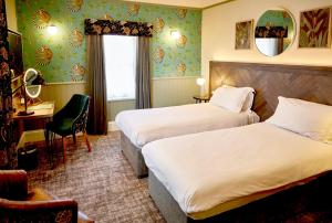 阿爾德利埃奇的住宿－阿爾德利埃奇酒店，酒店客房配有两张床和一张书桌