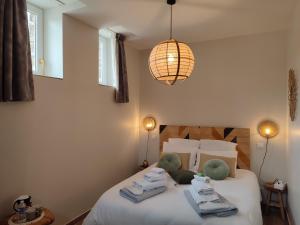 ein Schlafzimmer mit einem Bett mit Handtüchern darauf in der Unterkunft Demeure de la Garenne in Montmirail