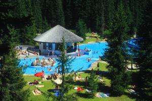 Bazén v ubytování Hotel - Pension Fortuna nebo v jeho okolí