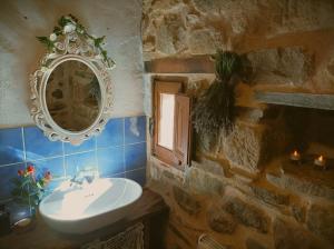 Baño de piedra con lavabo y espejo en Dríade, en Villar de las Traviesas 16 fotos más