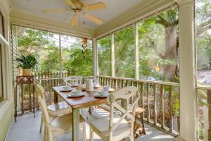 comedor con mesa y sillas en el balcón en Delightful Decatur Retreat Walk to Shops and Dining en Decatur