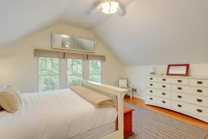1 dormitorio con cama blanca y vestidor en Delightful Decatur Retreat Walk to Shops and Dining, en Decatur