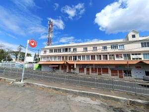 un edificio blanco con una valla delante en Cathy´s Home, en Flic en Flac