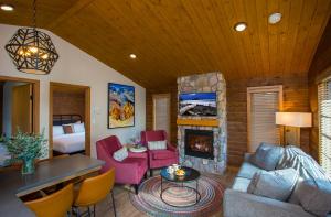 a living room with a couch and a fireplace at Bear Hill Lodge in Jasper