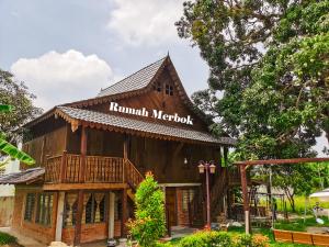a building with a sign that reads ruri melok at Sayang Di Kaki Bukit Homestay Near Icon City Bukit Mertajam in Bukit Mertajam