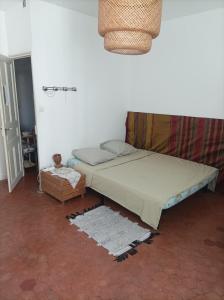 um quarto com uma cama e uma mesa num quarto em Jolie chambre dans appartement cosy en plein centre em Marselha
