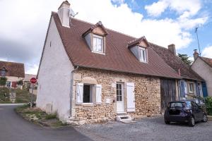 a small house with a car parked in front of it at Gîte du Val d'Anglin au calme à 7 km de Le Blanc in Mauvières