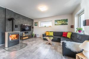 TV a/nebo společenská místnost v ubytování Holiday House Adonis