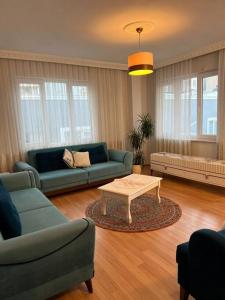 - un salon avec des canapés bleus et une table basse dans l'établissement City centre- Best location Apartment, à Antalya