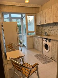 une cuisine avec une table et des chaises ainsi qu'un lave-linge dans l'établissement City centre- Best location Apartment, à Antalya