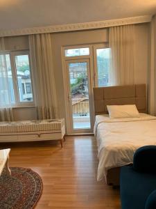- une chambre avec un lit et 2 fenêtres dans l'établissement City centre- Best location Apartment, à Antalya