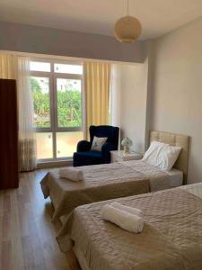 - une chambre avec deux lits, une chaise et une fenêtre dans l'établissement City centre- Best location Apartment, à Antalya