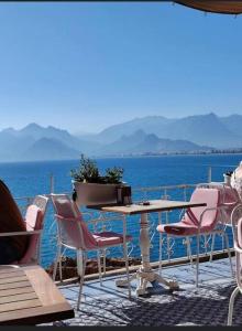 une table et des chaises sur une terrasse avec de l'eau dans l'établissement City centre- Best location Apartment, à Antalya