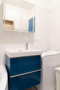 un bagno con lavandino, specchio e WC di Great Tourist and Business Apartment a Bratislava