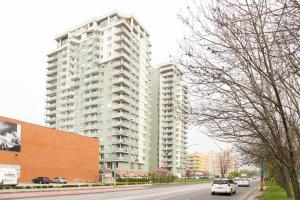 una macchina bianca parcheggiata di fronte a un edificio alto di Great Tourist and Business Apartment a Bratislava