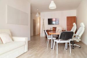 un soggiorno con divano bianco, tavolo e sedie di Great Tourist and Business Apartment a Bratislava