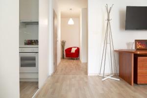 Camera con scrivania e sedia rossa di Great Tourist and Business Apartment a Bratislava Altre 10 foto